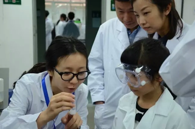 “趣味实验之旅”——第17届化学节实验楼校友开放日活动圆满结束