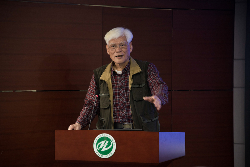 共忆往昔事，聚首情意浓